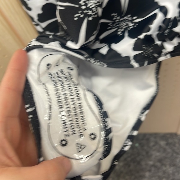 🍀 5/$25🍀 NWOT 2XL Flatter Me swimsuit one piece black and white - Picture 5 of 8